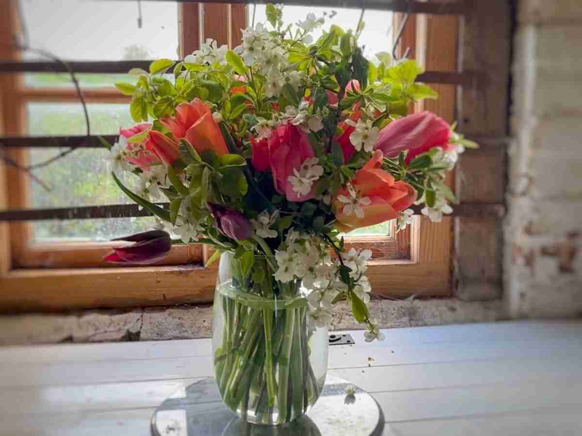 A Simple Tulip Flower Arrangement for Spring 2 In this post and video, I'll show you how to create a simple and colourful tulip flower arrangement with just three materials, perfect for Spring.
