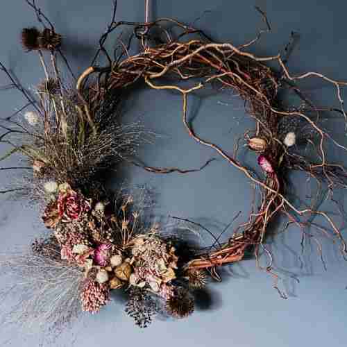 Embracing Winter Beauty: The Best Flowers that Flower in Winter 12 wreath 1