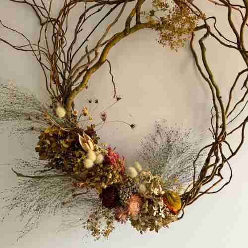 Embracing Winter Beauty: The Best Flowers that Flower in Winter 14 wild dried flower wreath